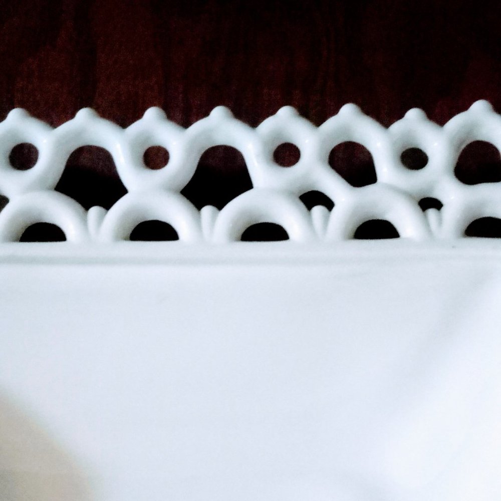 Lace Edge milk glass Serving Fruit Bowl - Picture 4 of 8